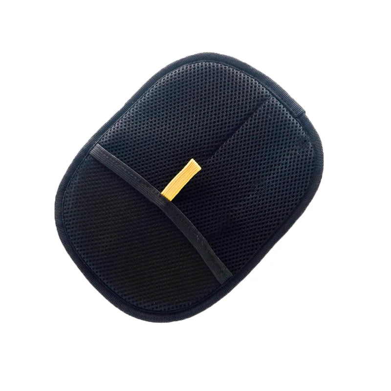 Entfernt Tierhaare von Möbeln und Kleidung